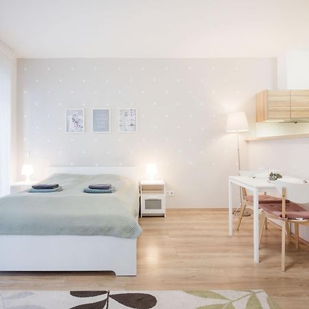 דירות בודפשט The Chic Crib With Balcony מראה חיצוני תמונה