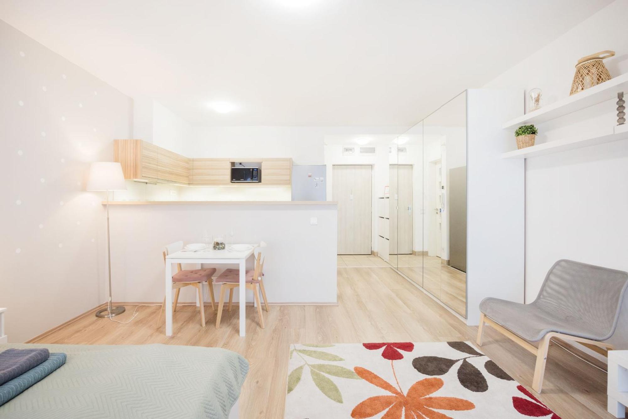 דירות בודפשט The Chic Crib With Balcony מראה חיצוני תמונה